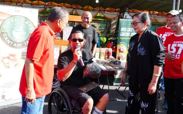 Thumbnail Berita - Dukung UMKM Difabel, Gubernur Bali Wayan Koster Borong Ratusan Cup Kopi untuk Pengunjung Pasar Murah