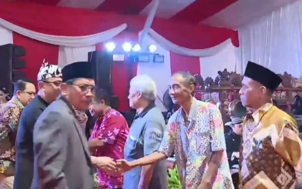 Thumbnail Wujud Kepedulian ke Warga Sekitar, DPRD Jatim Bagikan 1.000 Paket Sembako