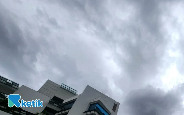 Thumbnail Kota Surabaya dan Ngawi Diprakirakan Akan Diguyur Hujan Ringan 17 November 2025, Cek Info Cuaca Jawa Timur