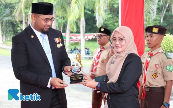 Thumbnail Kadinkes Halsel Terima Plakat Penghargaan Peran Saka Bakti Husada Tingkat Nasional