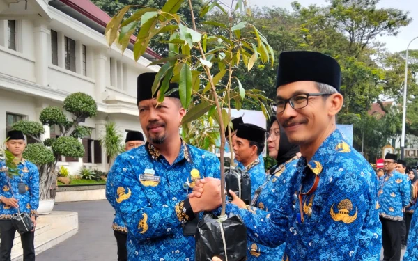 Thumbnail Perbaiki Iklim Kota, Pemkot Malang Tebar Ribuan Bibit Pohon Buah ke 57 Kelurahan