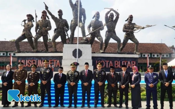 Thumbnail Berita - Peringatan HUT Ke-80 TNI di Kota Blitar, Menggema Semangat Perjuangan dan Kebersamaan