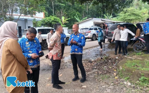 Thumbnail Berita - Bupati Hasbi Asyidiki Jayabaya Pantau Pembangunan Jalan di Cileles Lebak
