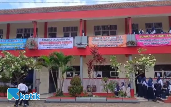 Thumbnail Berita - Polemik SMPN 1 Bumiayu Brebes Kian Memanas, Wali Murid dan Alumni Geruduk Sekolah