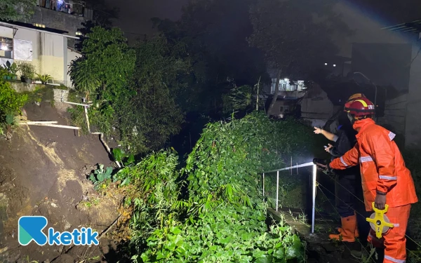 Thumbnail Berita - Plengsengan Ambrol Ancam Rumah Warga Lesti, BPBD Kota Batu Gerak Cepat