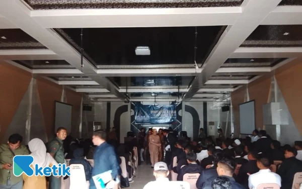 Thumbnail Berita - Mati Lampu, Bupati Aceh Singkil Sampaikan Arahan di Pelatihan Pengurus Koperasi Desa Merah Putih Gelap-gelapan