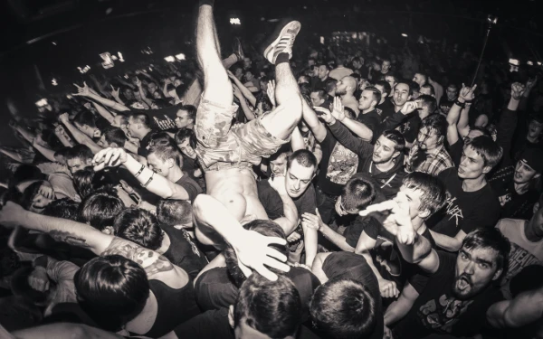 Thumbnail Berita - Asal-Usul Moshing, Dari Pogo Punk 70-an hingga Jadi Ritual Wajib di Mosh Pit