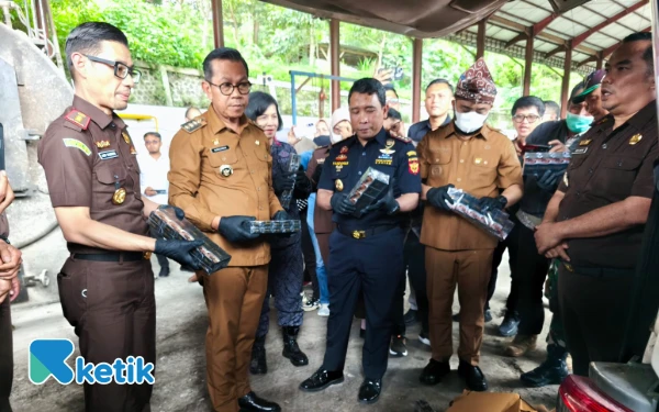 Thumbnail Berita - ‎Kejari Batu Musnahkan Barang Bukti Tipidum, Termasuk Ratusan Gram Ganja, Ribuan Butir Pil Koplo, dan Ratusan Ribu Batang Rokok Ilegal
