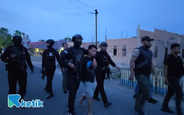 Thumbnail Bukan Pahlawan, Polisi Tangkap 'Robin Hood' yang Bangun Kerajaan Narkoba di OKU Timur