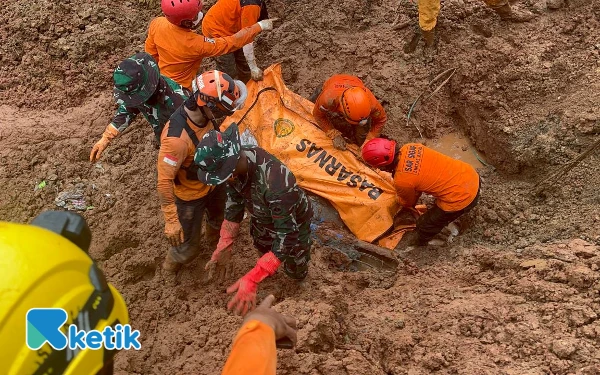 Thumbnail Berita - SAR Cilacap Temukan Ibu dan Anak di Hari Keenam Longsor Cibeunying