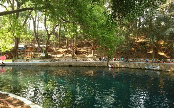 Thumbnail 3 Pemandian Air Alami di Malang yang Paling Jernih dan Menyegarkan, Wajib Masuk Bucket List!