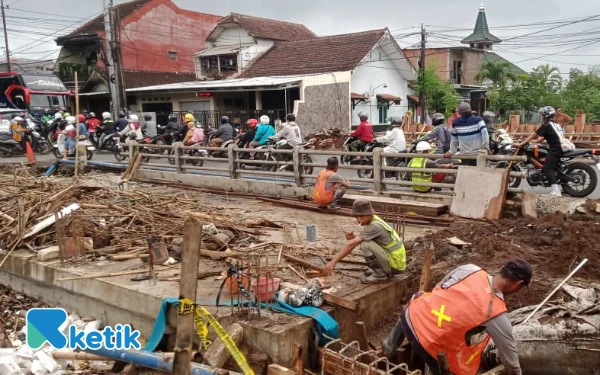 Thumbnail Sudah 70 Persen, Pelebaran Jembatan KH Malik Dalam Ditargetkan Rampung Akhir November 2025