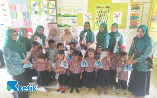 Thumbnail PKK Desa Sambiki Bagikan 100 Bingkisan untuk Dua PAUD di Obi