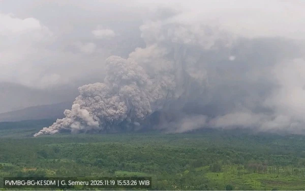 Thumbnail Berita - Semeru Muntahkan Awan Panas, Gladak Perak Lumajang Ditutup