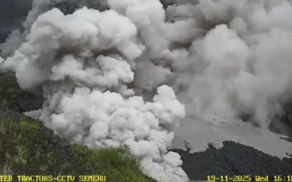 Thumbnail Berita - Semeru Erupsi, Warga Tiga Desa di Pronojiwo Lumajang Mulai Mengungsi
