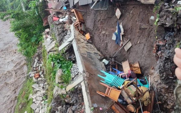 Thumbnail Rumah Warga di Kelurahan Samaan Malang Ambrol Akibat Hujan Deras