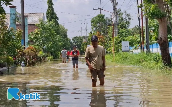 Thumbnail Berita - Aliran Sungai Kalilamong Meluap, Ratusan Rumah Warga di Gresik Terendam
