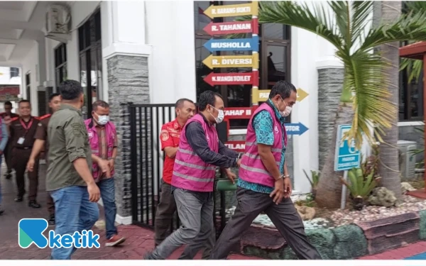 Thumbnail Ini Nama Pejabat PUPR Sampang dan Rekanan yang Ditahan Kejari Lantaran Korupsi Dana PEN