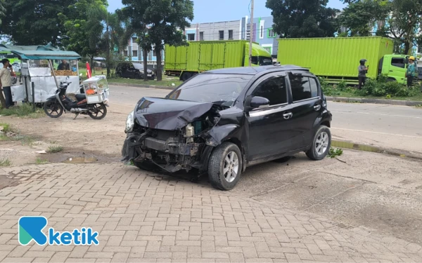 Thumbnail Truk di Palembang Sambar Kendaraan dari Belakang, Pengemudi dan Keluarga Nyaris Celaka