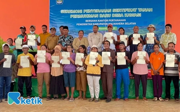 Thumbnail Berita - Pemda Halsel Pacu Reformasi Layanan Publik Lewat Penyerahan Sertifikat di Kawasi