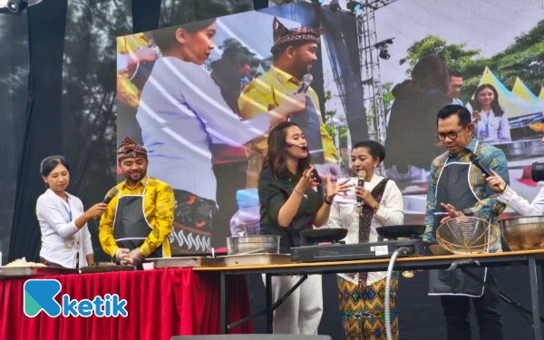 Thumbnail ‎Wali Kota dan Wakil Wali Kota Batu Adu Masak di Batu Street Food Festival 2025