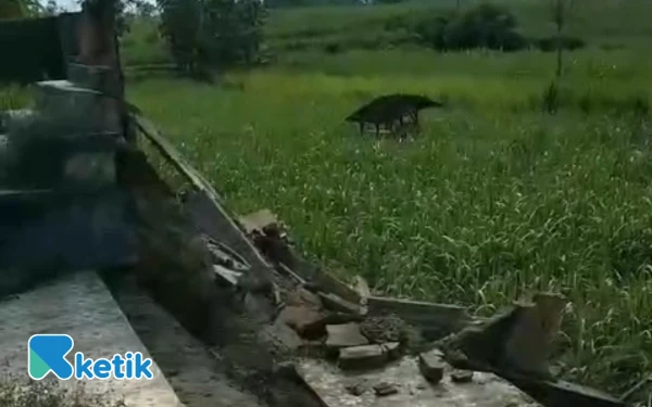 Thumbnail Berita - Damar Waterpark Blitar Runtuh, Jejak Korupsi Lama Menghantui Proyek Dana Desa