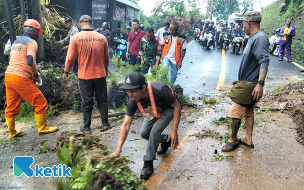 Thumbnail Setengah Ruas Jalan Singaraja Denpasar Tertutup Material Longsor di Gitgit