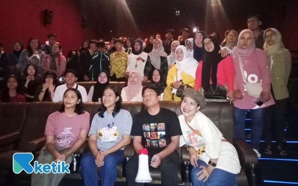 Thumbnail Suasana Haru Warnai Nonton Bareng Cast Film Sampai Titik Terakhirmu di Malang