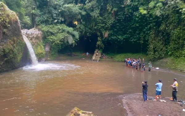 Thumbnail Selamatkan Adik, Sang Kakak Tenggelam di Air Terjun Kebo Iwo Buleleng
