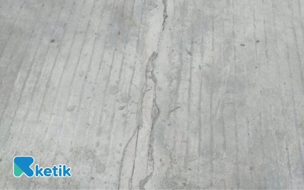 Thumbnail Rp1,9 Miliar Amblas? Proyek Jalan Labuhan–Sreseh Sampang Retak Parah Padahal Baru Dua Bulan Rampung