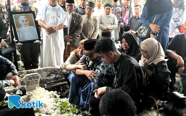 Thumbnail Wahyu Hidayat Gunakan Baju Pilihan Terakhir Mendiang Istrinya di Prosesi Pemakaman