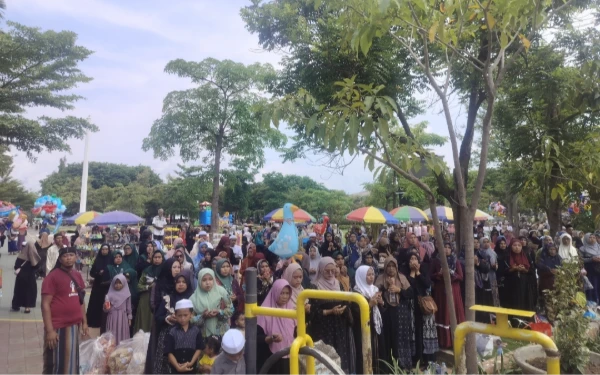 Thumbnail Berita - Zikir di Siang Hari, Jemaah Munajat Kubro Padati Masjid dan Alun-Alun Kraksaan