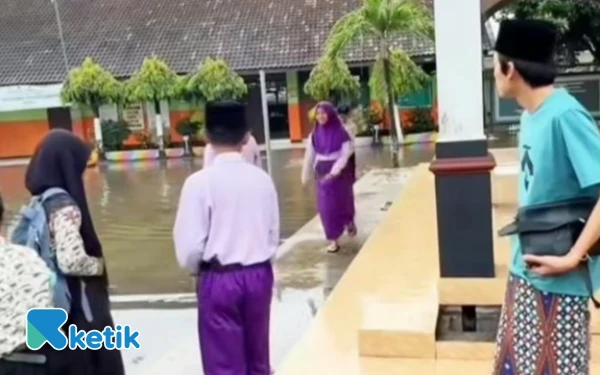 Thumbnail Berita - Banjir Ganggu Aktivitas Belajar di Wonodadi Blitar, Gus Iqdam Turun Langsung Tinjau Kelas Tergenang