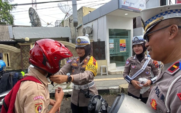 Operasi Zebra Candi 2025, Satlantas Polres Tegal Bagikan Helm Gratis dan Edukasi Keselamatan