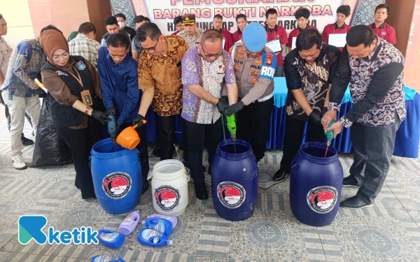 Thumbnail Ungkap 8 Kasus Besar, Polda Sumsel Hancurkan Belasan Kilogram Sabu dan Ratusan Ribu Ektasi