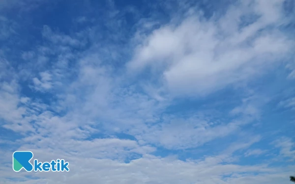 Thumbnail Cuaca Kota Surabaya 22 November 2025 Diprakirakan Berawan, Trenggalek Hujan Ringan