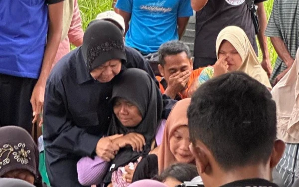 Thumbnail Berita - Mantan Mensos Risma Turun Langsung ke Lokasi Longsor Cilacap, Salurkan Bantuan dan Dukungan Psikososial