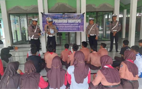Thumbnail Polantas Menyapa Siswa! Satlantas Polres Bondowoso Tanamkan Disiplin Berlalu Lintas Sejak Dini di SMPN 2 Tenggarang