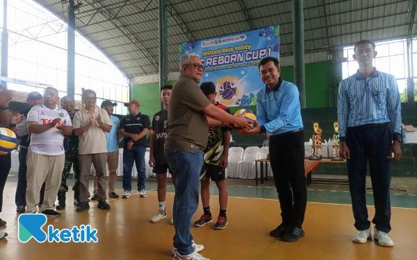 Thumbnail Berita - Asisten Deputi Kemenpora RI Buka Invitasi Bola Volley Pelajar di Trenggalek
