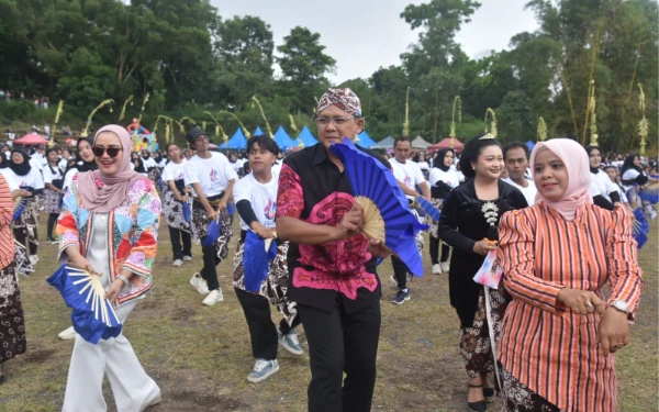 Thumbnail Ribuan Penari Tumpah Ruah! Wabup Sleman Ikut Njoged di Festival Hari Jadi Hargobinangun