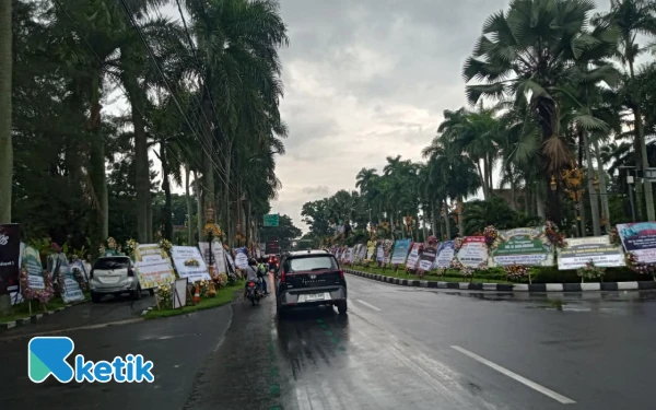 Thumbnail Jalan Ijen Berubah 'Lorong Duka' Berlapis Bunga, Bukti Cinta untuk Istri Wali Kota Malang
