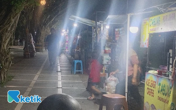 Thumbnail Berita - Rawat Jagat 2025 Sepi, Pedagang di Alun-alun Pacitan Akui Pendapatan Anjlok