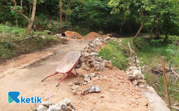 Thumbnail Warga Desa Buker Jrengik Kompak Bangun Jalan dan Jembatan Tanpa Bantuan Pemerintah