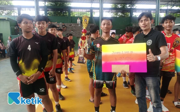 Thumbnail Berita - Sapu Bersih! Munjungan Borong 3 Gelar Juara di NVC Cup I Bola Voli Pelajar Trenggalek