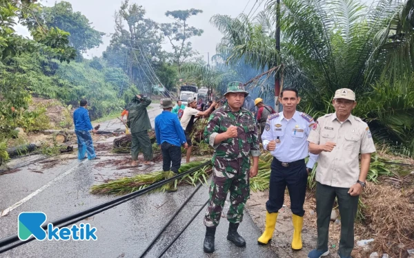 Thumbnail Berita - Akses Normal! Jalur Nasional Subulussalam–Singkil Kembali Dibuka Usai Material Longsor Dibersihkan