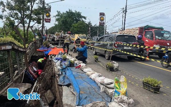 Thumbnail Rekayasa Lalu Lintas Sementara Diterapkan Imbas Trotoar Jembatan Embong Brantas Ambrol