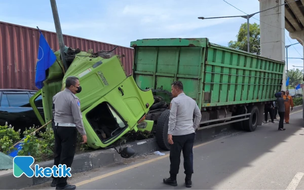 Thumbnail Diduga Sopir Mengantuk, Truk Fuso Loncat ke Median dan Tabrak Tiang Lampu