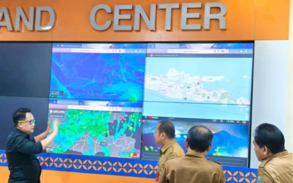 Thumbnail Pantau Situasi Bencana, Wagub Emil dan Sekdaprov Adhy Karyono Kunjungi Pusdalops PB BPBD Jatim