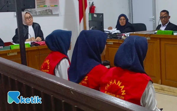 Thumbnail Curi 79 Barang di JM Sukarami, Tiga IRT Saling Bantah BAP dan Akui Khilaf di Persidangan