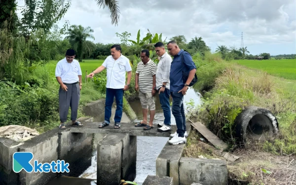 Thumbnail Berita - Saluran Air di Kuala Dikeluhkan Petani, Bupati Nagan Raya Turun dan Tinjau Irigasi